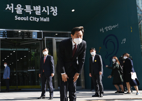 제38대 서울특별시장에 당선된 오세훈 시장이 임기 첫날인 8일 오전 서울시청으로 출근하며 시민들에게 인사하고 있다.[사진=연합뉴스]